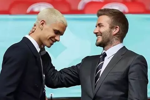 ديربي جديد قادم.. بيكهام ونيفيل يكملان استحواذهما على سالفورد بهدف الوصول للتشامبيونشيب